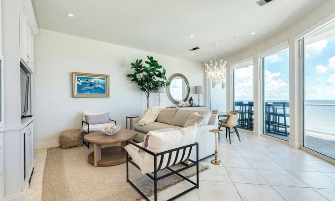 Galveston Condo | 6th Floor Beachfront Condo - Elevator, Private Balcony, Resort Amenities w/POOL