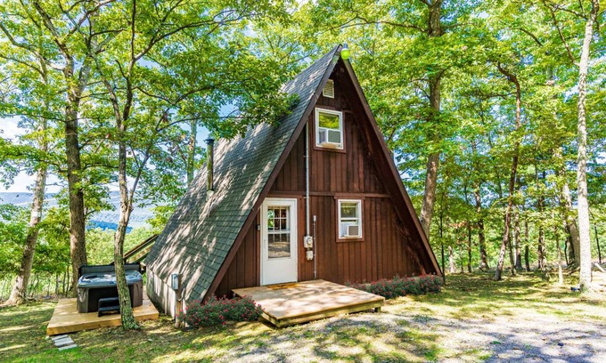Berkeley Springs Cabin | 70 m² Cabin ∙ 2 bedrooms ∙ 4 guests