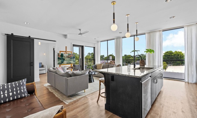 Woodland in Waverly Condo | 8 Minutes to Broadway-Balcony-Walkable-3 King Beds