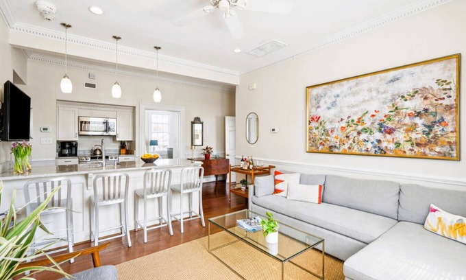 Cannonborough Elliotborough House | 8D at Saint Philip Square, One Block to King, Top Floor Apt with Private Balcony