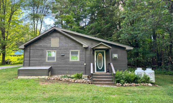 Brantingham Cottage | 92 m² Cabin ∙ 1 bedroom ∙ 4 guests