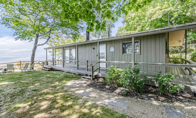 Fennville Cottage | 98 m² Cabin ∙ 2 bedrooms ∙ 6 guests