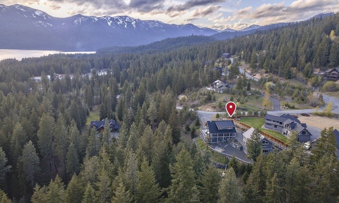 Cle Elum House | 9BD Compound w/Two View Homes + Epic Game Room & Seasonal Savings