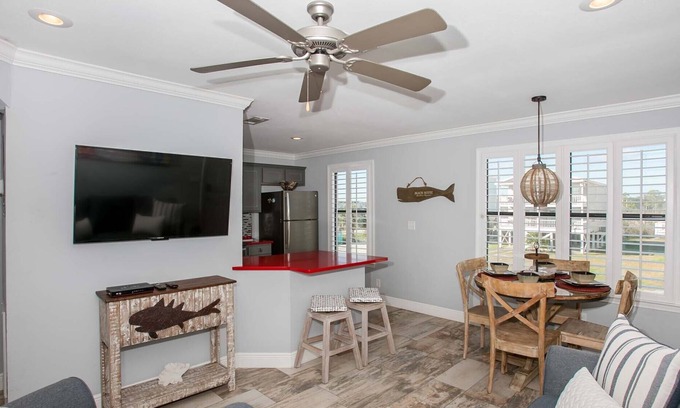 Gulf Shores Condo | Across street from beach with pool - pet friendly