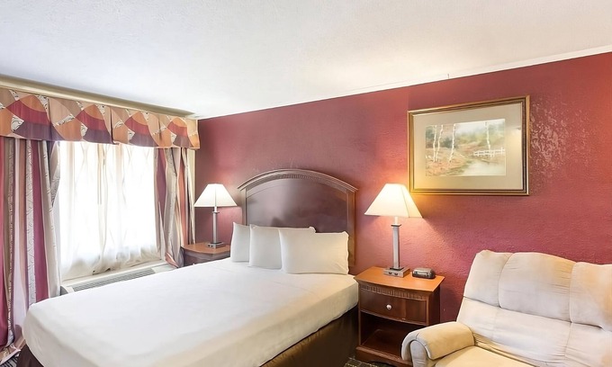 Summit Hotel | Affordability Meets Comfort in the Knights Inn Ashland! Pool, Pet-Friendly!