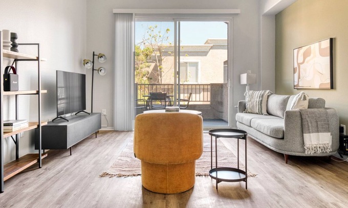 Mar Vista Apartment | Amazing Mar Vista 2BR w/ W/D, nr Venice Beach, by Blueground