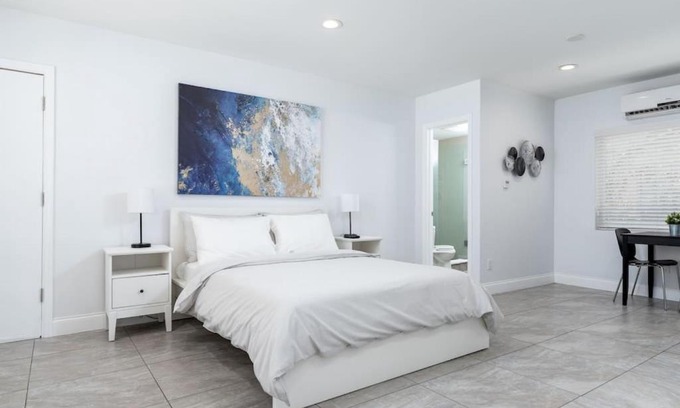 Central Beach Apartment | Bayshore Breeze 3 - King Bed, Kitchen, Parking