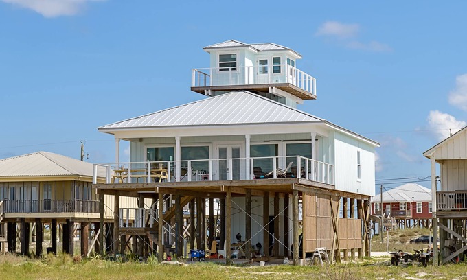 Dauphin Island House | Beachfront bay and gulf , lookout and pier , crab traps , fishin poles !