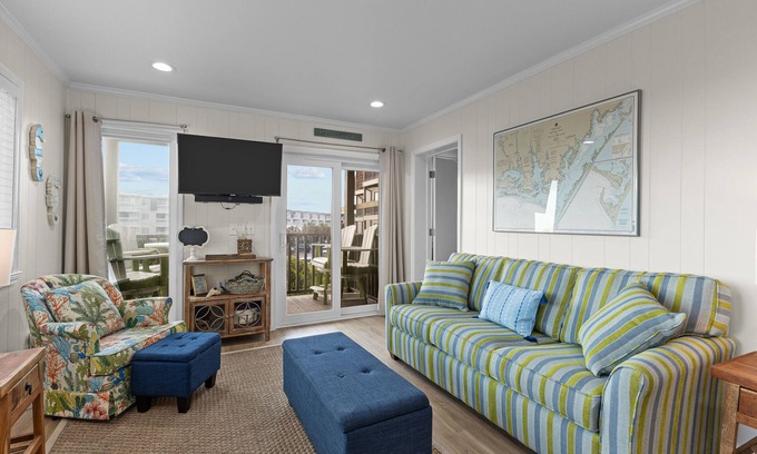 Morehead City Condo | Beautifully remodeled oceanfront condo with lovely views, pool access & W/D