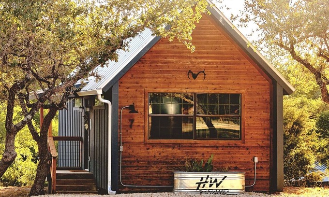 Dripping Springs House | Bird`s Eye, Cozy Cabin w a view & Tesla EV Charger