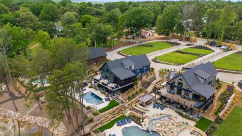 Lake Norman of Catawba House | Blue Heron Gray Fox by AvantStay 2 Lakefront Homes Sleeps 44 Pool Dock Theater