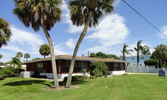 Bradenton Beach House | Bollinger Duplex B Pet Friendly 1 Bedroom One Block From Beach