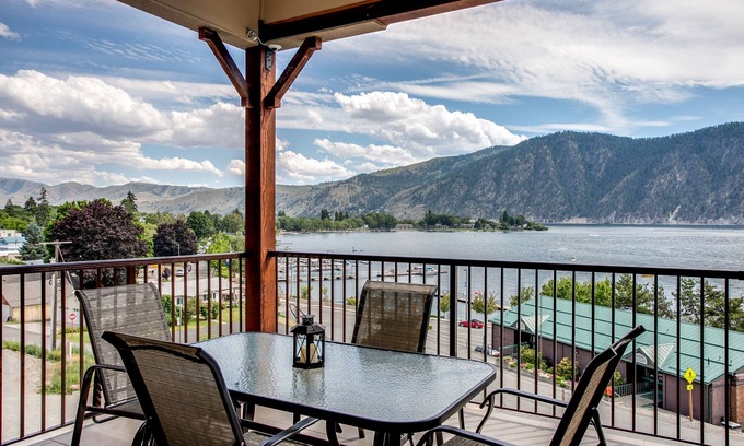 Manson Condo | Breezy Lake Chelan Condo w/Pool & Hot Tub Access!