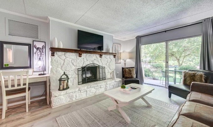 Gatlinburg Apartment | Bright Gatlinburg Condo Less Than 1 Mi to Main Strip!