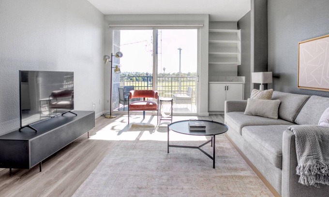 Mar Vista Apartment | Bright Mar Vista 2BR w/ W/D, nr Venice Beach, by Blueground