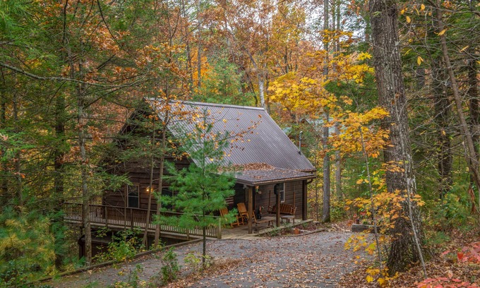 Wears Valley Cabin | Cabin in the Woods w/Free Attraction Tickets & Shared Seasonal Pool/Fishing Pond