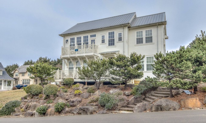 Roads End House | Carabel -Spacious/Beautiful New Hm w/Ocean Vws, Hot Tub Located in Roads End.
