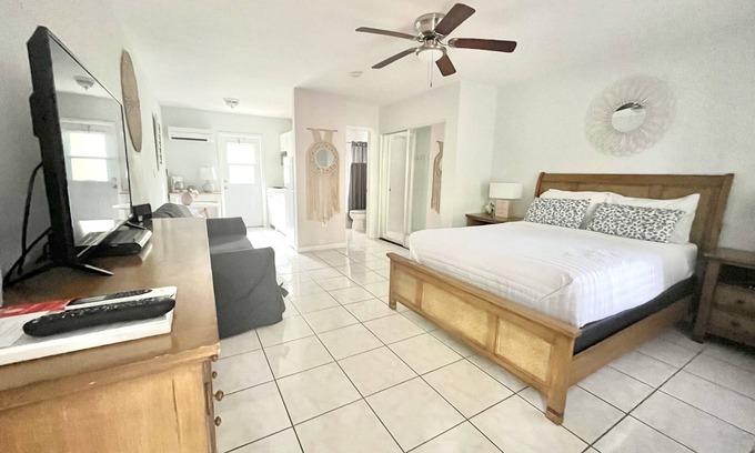 East Fort Lauderdale Apartment | Charming Beach Studio/Patio/Wifi/Self Check In-Out/One Step from the Ocean!
