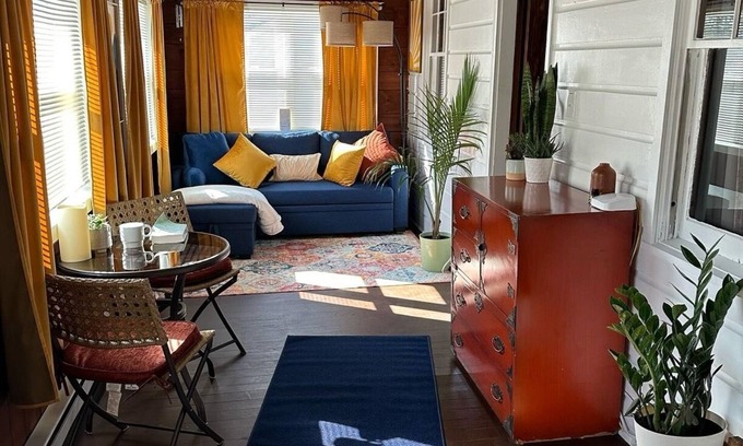 Mount Marion House | Charming cottage with lake access, wood burning fire place, and WiFi