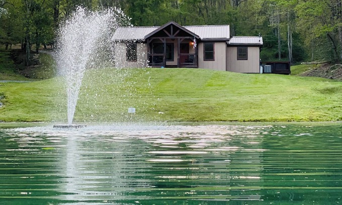 Victor House | Charming cottage with pond in Heart of New River Gorge