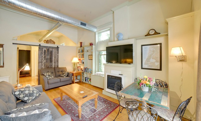 Saugatuck Condo | Charming Saugatuck Condo w/Private Deck + Grill!