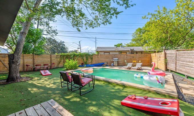 MLK House | Chic Stay for 8, Mins to 6th St & Downtown!