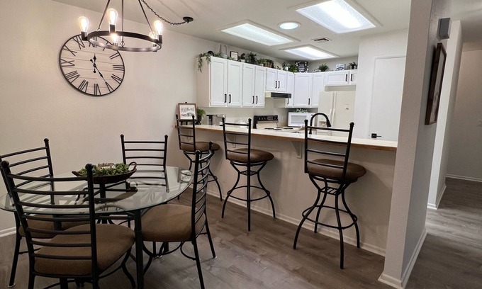 Lake Havasu City Condo | Clean and Comfy! Close to Lake+ London Bridge 2bdrm 2 Bth Kitchen, Pool+Hot Tub