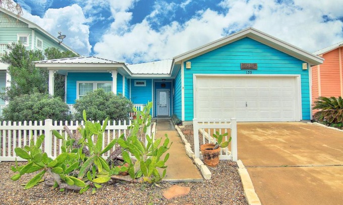 Port Aransas House | Coconut Charlie's 135MR Home