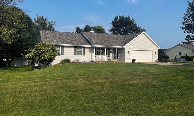 Suamico House | Comfortably sleeps 8-12 people well cared for home.