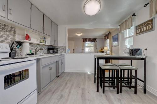 Arvada House | Comfy bungalow and fast Wi-Fi!