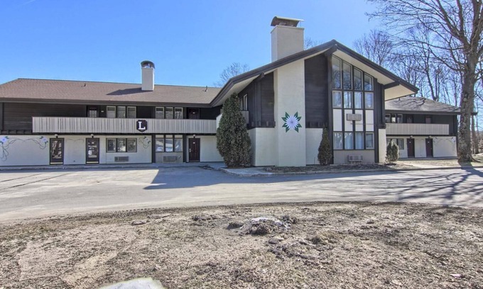 Boyne Falls Condo | Completely Renovated 3 BR + Loft Mountain Villa