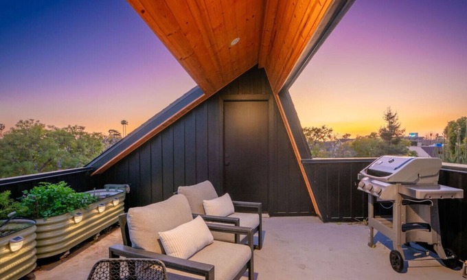 Mar Vista Apartment | Contemporary bi-level unit w/private roof deck