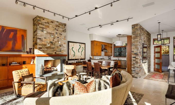 Mountain Valley House | Contemporary Mountain Valley Townhome