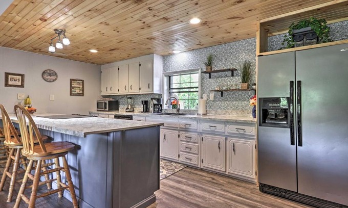 Sevierville House | Cozy Chic Escape with Deck 4 Miles to Pigeon Forge!