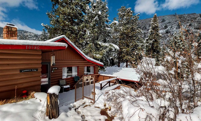 Green Mountain Falls Cabin | Cozy Colorado cabin with large deck, free WiFi, quiet location