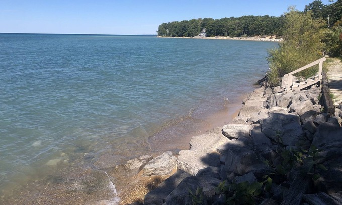 Elk Rapids House | Cozy cottage style home on East Grand Traverse Bay in Elk Rapids. A/C.