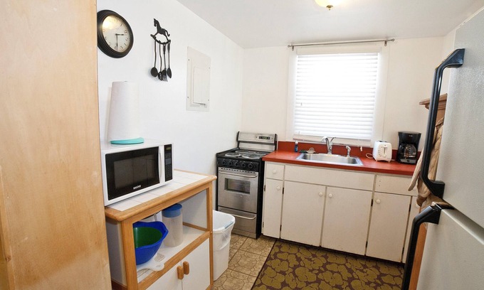 Savannah Beach Cottage | Cozy Ground-Floor Suite w/Full Kitchen & Free WiFi - Near Dining & Shops