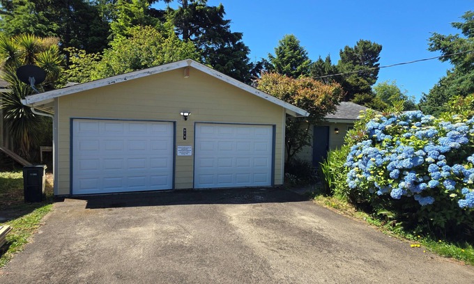Rockaway Beach House | Cute, dog friendly home minutes walk to Rockaway beach and shops