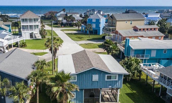 Pirates Beach House | Daydreamer | Pet-Friendly & Walk to Beach