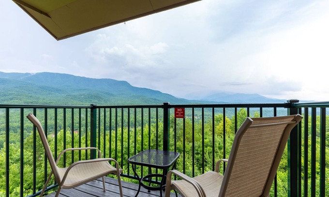 Gatlinburg - Pigeon Forge Condo | Deer Ridge Mountain Resort D301 | Mtn Views & Indoor/Outdoor Pools!