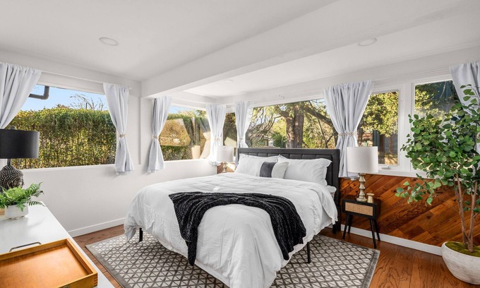 Richmond House | Designer 3BD Hawthorne Home
