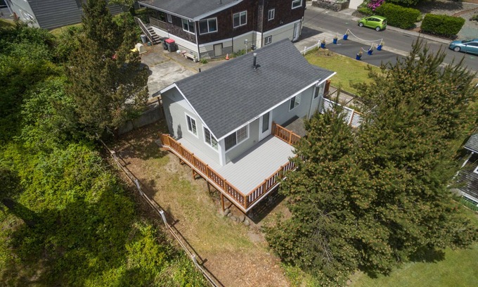 Seaside House | Dog Friendly Beach Cottage, less than 1 Block to Beach/Promenade, Close to Town