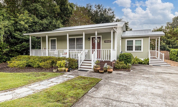 Kings Terrace House | Dog Friendly! Huge Privacy Fenced Backyard! Close to Beaches!