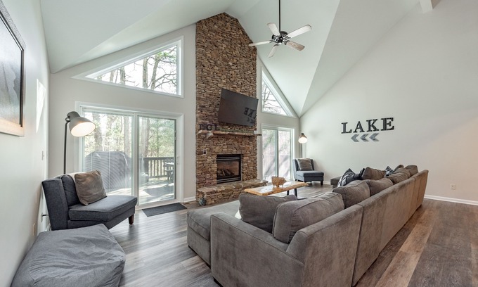 Blakeslee House | Dog Friendly Lake Access Lodge w/Dock & Hot Tub