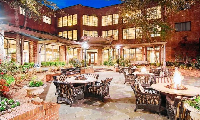 Barclay Downs Hotel | DoubleTree Suites by Hilton Charlotte/SouthPark