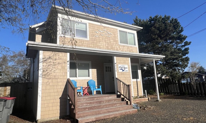 Seaside House | Downtown Just Steps to Beach Near the Turnaround Upper Floor
