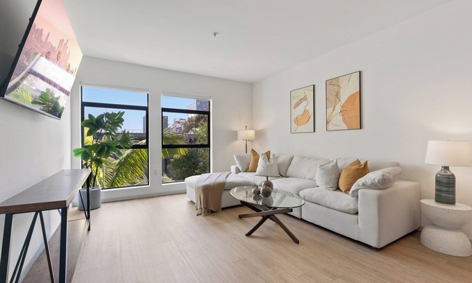 Hollywood Apartment | Emerald Ridge Hollywood Haven Pool, Jacuzzi, Gym Zen Garden View