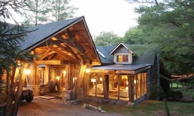 Franklin Apartment | Enchanting Chalet/Covered Parking/King Suite