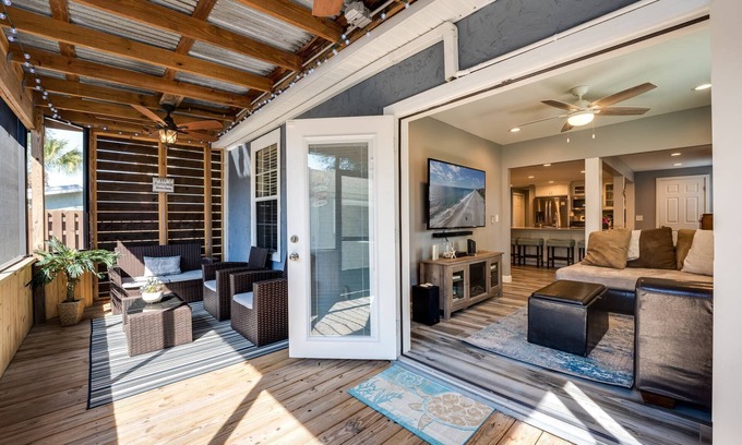 Jacksonville Beach Apartment | Enjoy GEM 3 in Jax Beach, 4 Blocks to Ocean ,Relaxing Screened Porch, Soaking Tub, Month Stays Ok