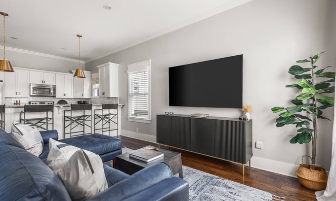 The Nations House | Entire Home: 2 living rooms: 10 minutes downtown: 2 blocks to 14TENN
